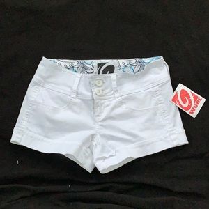 White Shorts Ladies Juniors Size 3 NWT Brand- WURL